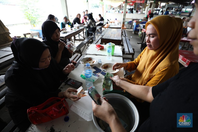 Para buruh pabrik garmen berbelanja makan siang dari pedagang kaki lima di luar pabrik di kawasan Jakarta, Kamis (23/11/2023). Para buruh pabrik garmen berbelanja makan siang dari pedagang kaki lima di luar pabrik di kawasan Jakarta, Kamis (23/11/2023). (CNBC Indonesia/Tri Susilo)