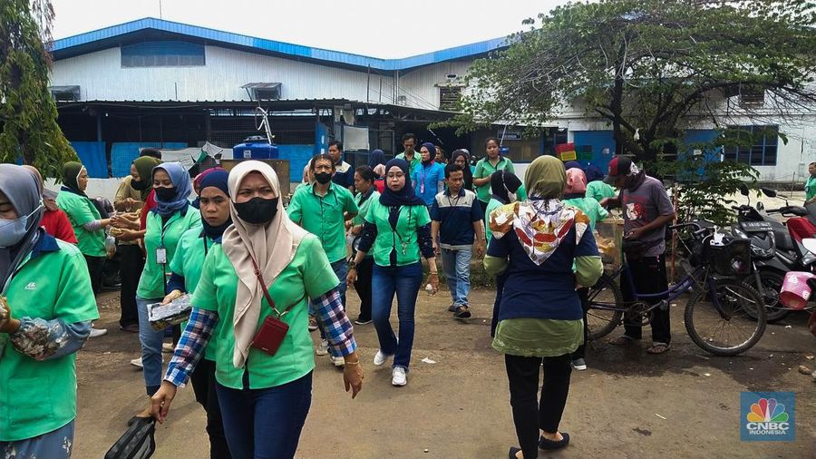 Para buruh pabrik garmen berbelanja makan siang dari pedagang kaki lima di luar pabrik di kawasan Jakarta, Kamis (23/11/2023). (CNBC Indonesia/Tri Susilo)
