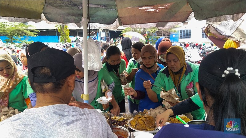 Para buruh pabrik garmen berbelanja makan siang dari pedagang kaki lima di luar pabrik di kawasan Jakarta, Kamis (23/11/2023). Para buruh pabrik garmen berbelanja makan siang dari pedagang kaki lima di luar pabrik di kawasan Jakarta, Kamis (23/11/2023). (CNBC Indonesia/Tri Susilo)