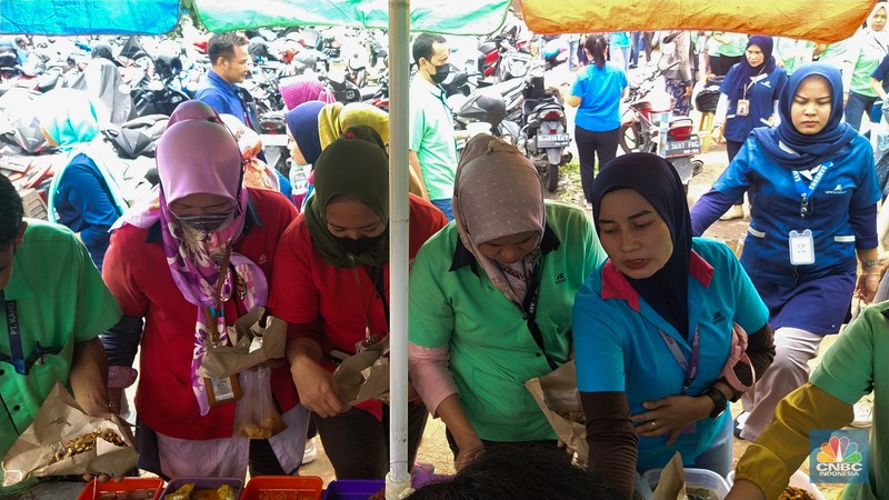 Para buruh pabrik garmen berbelanja makan siang dari pedagang kaki lima di luar pabrik di kawasan Jakarta, Kamis (23/11/2023). (CNBC Indonesia/Tri Susilo)
