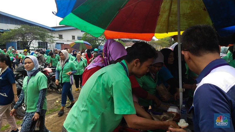 Para buruh pabrik garmen berbelanja makan siang dari pedagang kaki lima di luar pabrik di kawasan Jakarta, Kamis (23/11/2023). Para buruh pabrik garmen berbelanja makan siang dari pedagang kaki lima di luar pabrik di kawasan Jakarta, Kamis (23/11/2023). (CNBC Indonesia/Tri Susilo)