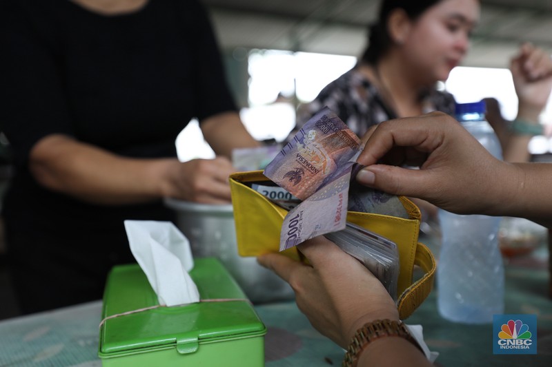 Para buruh pabrik garmen berbelanja makan siang dari pedagang kaki lima di luar pabrik di kawasan Jakarta, Kamis (23/11/2023). (CNBC Indonesia/Tri Susilo)