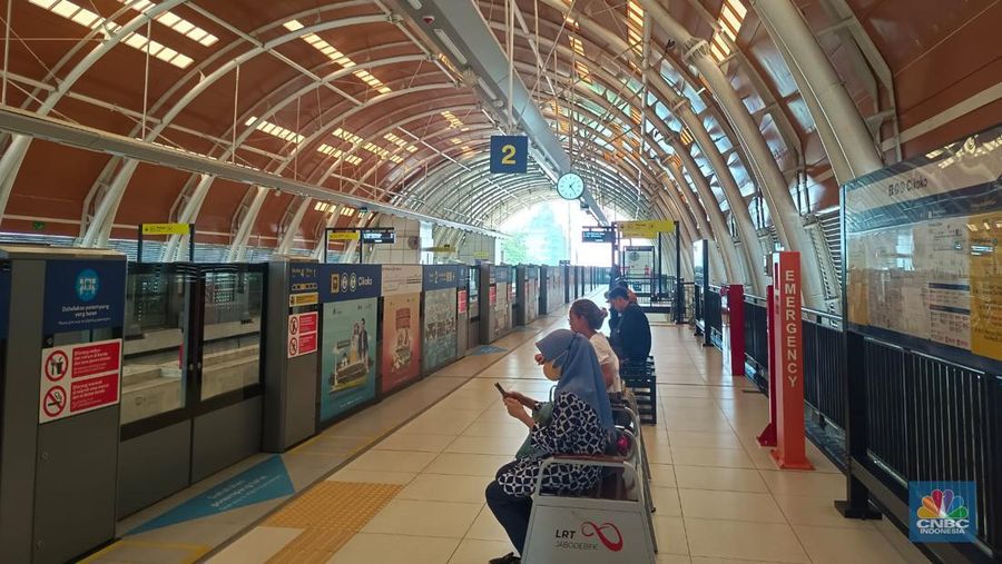 Penambahan 4 trainset pada LRT Jabodebek meningkatkan jumlah menjadi 12, menunggu kereta di stasiun menjadi lebih efisien, tak lagi sampai satu jam. (CNBC Indonesia/Martyasari Rizky)