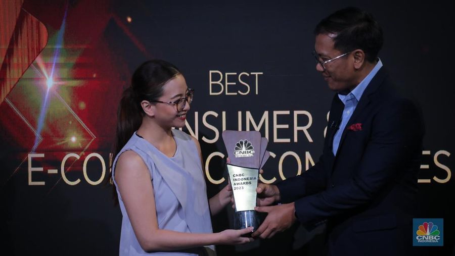 Perwakilan Samsung Electronics Indonesia menerima penghargaan dalam acara Road To CNBC Indonesia Awards 2023 di Jakarta, Kamis (23/11/2023). (CNBC Indonesia/Faisal Rahman)