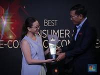 Samsung Electronic Raih Top Brand Pioneer Foldable Smartphone