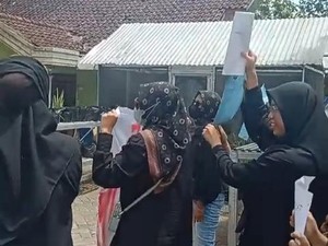 Puluhan Peserta Seleksi Perangkat Desa di Tuban Demo Diduga Ada Kecurangan