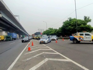 Polisi Buka-Tutup Gerbang Tol Cibitung Urai Macet Imbas Demo Buruh