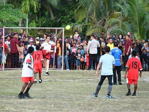 Keseruan Presiden Jokowi Main Sepakbola bersama Pelajar di Papua
