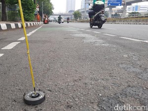 Awas Ban Bocor! Ranjau Jari-jari Payung Bertebaran di Jalan MT Haryono