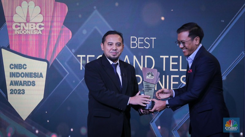 Road To CNBC Indonesia Awards 2023 Direktur Utama PLN Icon Plus, Ari Rahmat Indra Cahyadi menerima penghargaan dalam acara Road To CNBC Indonesia Awards 2023 di Jakarta, Kamis (23/11/2023). (CNBC Indonesia/Faisal Rahman)