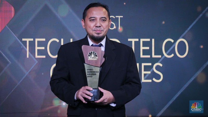 Road To CNBC Indonesia Awards 2023 Direktur Utama PLN Icon Plus, Ari Rahmat Indra Cahyadi menerima penghargaan dalam acara Road To CNBC Indonesia Awards 2023 di Jakarta, Kamis (23/11/2023). (CNBC Indonesia/Faisal Rahman)