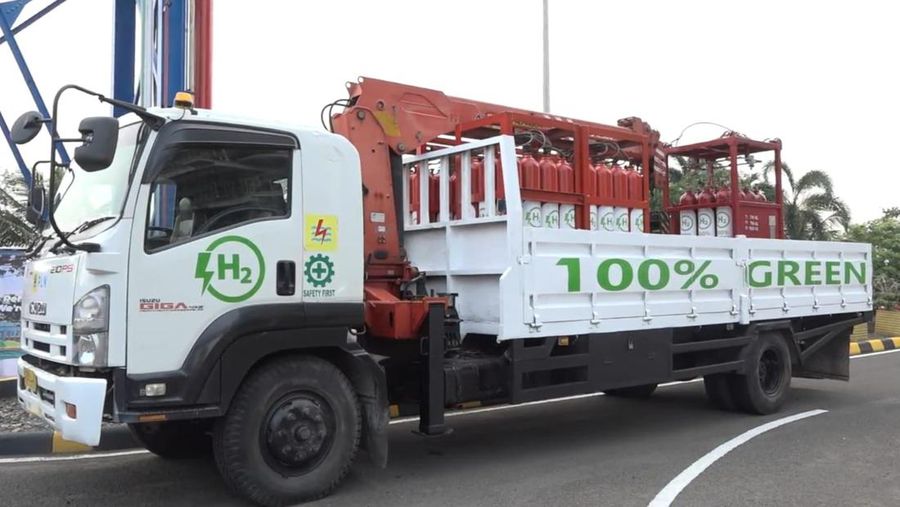 Tabung green hydrogen diangkut menggunakan truk untuk supply utama hydrogen refueling station kendaraan hidrogen. (Dok PLN)