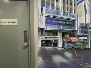 Ada Tanda Tak Biasa di Pintu Hotel, Turis dan Warganet Sama-sama Bingung