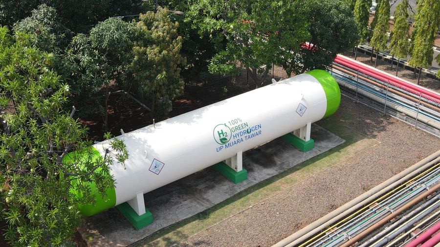 Tangki penyimpanan hidrogen hasil produksi dari Green Hydrogen Plant yang berada di pembangkit listrik tenaga gas dan uap (PLTGU) Muara Tawar, Jawa Barat, yang dikelola oleh PLN Nusantara Power. (Dok PLN)