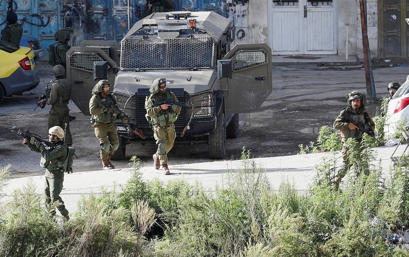 Warga Palestina mengevakuasi korban selamat pasca serangan Israel di Jalur Gaza di Rafah pada Sabtu, 23 November 2023. (AP Photo/Hatem Ali)