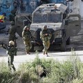 Tentara Israel mengambil bagian dalam penggerebekan di kamp pengungsi Balata di Nablus, di tengah konflik yang sedang berlangsung antara Israel dan kelompok Islam Palestina Hamas, di Tepi Barat yang diduduki Israel 23 November 2023. (REUTERS/Raneen S