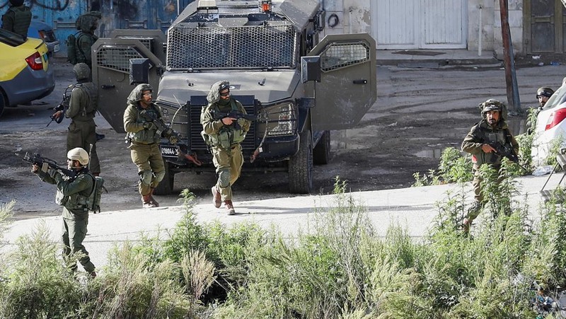 Warga Palestina mengevakuasi korban selamat pasca serangan Israel di Jalur Gaza di Rafah pada Sabtu, 23 November 2023. (AP Photo/Hatem Ali)