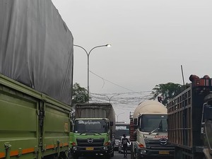 Cerita Sopir Truk Alami Rugi gegara Macet 12 Jam Akibat Demo Buruh di Bekasi