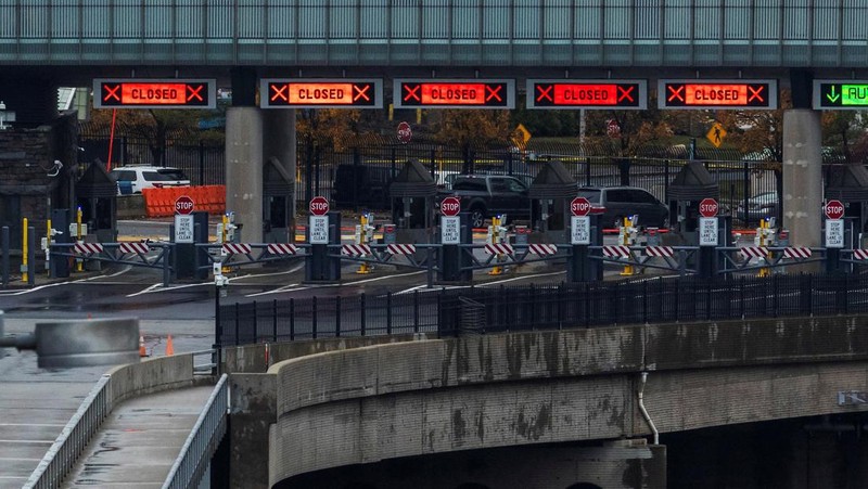 Police officers view the scene after an incident at the Rainbow Bridge U.S. border crossing with Canada, in Niagara Falls, New York, U.S. November 22, 2023 in a still image from video.  REUTERS/Reuters TV