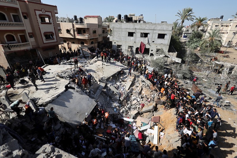 Warga Palestina mengevakuasi korban selamat pasca serangan Israel di Jalur Gaza di Rafah pada Sabtu, 23 November 2023. Warga Palestina mengevakuasi korban selamat pasca serangan Israel di Jalur Gaza di Rafah pada Sabtu, 23 November 2023. (AP Photo/Hatem Ali)