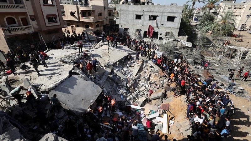 Warga Palestina mengevakuasi korban selamat pasca serangan Israel di Jalur Gaza di Rafah pada Sabtu, 23 November 2023. (AP Photo/Hatem Ali)