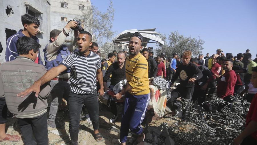 Warga Palestina mengevakuasi korban selamat pasca serangan Israel di Jalur Gaza di Rafah pada Sabtu, 23 November 2023. (AP Photo/Hatem Ali)