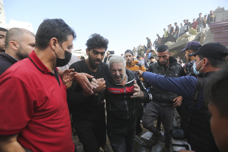 Warga Palestina mengevakuasi korban selamat pasca serangan Israel di Jalur Gaza di Rafah pada Sabtu, 23 November 2023. Warga Palestina mengevakuasi korban selamat pasca serangan Israel di Jalur Gaza di Rafah pada Sabtu, 23 November 2023. (AP Photo/Hatem Ali)
