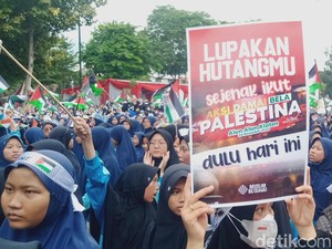 Gelar Aksi Bela Palestina, Warga Klaten Salat Gaib di Tengah Hujan
