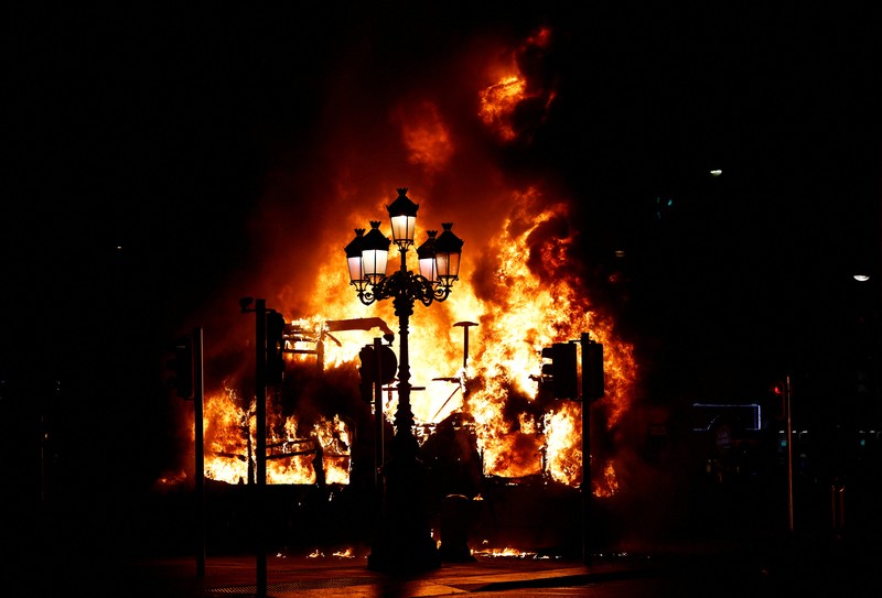 Sebuah bus dan mobil terbakar setelah adegan kekerasan terjadi di pusat kota Dublin, Kamis 23 November 2023 menyusul serangan pisau. Seorang gadis berusia 5 tahun menerima perawatan medis darurat di rumah sakit Dublin menyusul serangan pada hari Kamis yang melibatkan pisau. Seorang wanita dan dua anak lainnya terluka. Sebuah bus dan mobil terbakar setelah adegan kekerasan terjadi di pusat kota Dublin, Kamis 23 November 2023 menyusul serangan pisau. Seorang gadis berusia 5 tahun menerima perawatan medis darurat di rumah sakit Dublin menyusul serangan pada hari Kamis yang melibatkan pisau. Seorang wanita dan dua anak lainnya terluka. Polisi Irlandia mengatakan mereka tidak menganggap kasus ini terkait dengan teror, dan bahwa seorang pria berusia 50-an, yang juga dirawat di rumah sakit karena luka serius, adalah “orang yang berkepentingan.” (Brian Lawless/PA via AP)