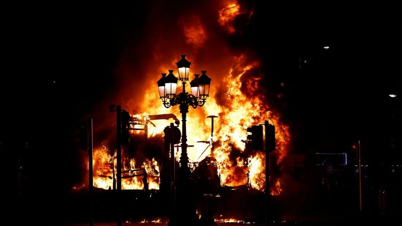 Sebuah bus dan mobil terbakar setelah adegan kekerasan terjadi di pusat kota Dublin, Kamis 23 November 2023 menyusul serangan pisau. Seorang gadis berusia 5 tahun menerima perawatan medis darurat di rumah sakit Dublin menyusul serangan pada hari Kamis yang melibatkan pisau. Seorang wanita dan dua anak lainnya terluka. Polisi Irlandia mengatakan mereka tidak menganggap kasus ini terkait dengan teror, dan bahwa seorang pria berusia 50-an, yang juga dirawat di rumah sakit karena luka serius, adalah “orang yang berkepentingan.” (Brian Lawless/PA via AP)