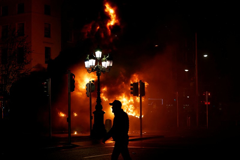 Sebuah bus dan mobil terbakar setelah adegan kekerasan terjadi di pusat kota Dublin, Kamis 23 November 2023 menyusul serangan pisau. Seorang gadis berusia 5 tahun menerima perawatan medis darurat di rumah sakit Dublin menyusul serangan pada hari Kamis yang melibatkan pisau. Seorang wanita dan dua anak lainnya terluka. Sebuah bus dan mobil terbakar setelah adegan kekerasan terjadi di pusat kota Dublin, Kamis 23 November 2023 menyusul serangan pisau. Seorang gadis berusia 5 tahun menerima perawatan medis darurat di rumah sakit Dublin menyusul serangan pada hari Kamis yang melibatkan pisau. Seorang wanita dan dua anak lainnya terluka. Polisi Irlandia mengatakan mereka tidak menganggap kasus ini terkait dengan teror, dan bahwa seorang pria berusia 50-an, yang juga dirawat di rumah sakit karena luka serius, adalah “orang yang berkepentingan.” (Brian Lawless/PA via AP)