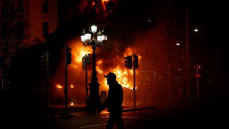 Sebuah bus dan mobil terbakar setelah adegan kekerasan terjadi di pusat kota Dublin, Kamis 23 November 2023 menyusul serangan pisau. Seorang gadis berusia 5 tahun menerima perawatan medis darurat di rumah sakit Dublin menyusul serangan pada hari Kamis yang melibatkan pisau. Seorang wanita dan dua anak lainnya terluka. Polisi Irlandia mengatakan mereka tidak menganggap kasus ini terkait dengan teror, dan bahwa seorang pria berusia 50-an, yang juga dirawat di rumah sakit karena luka serius, adalah “orang yang berkepentingan.” (Brian Lawless/PA via AP)