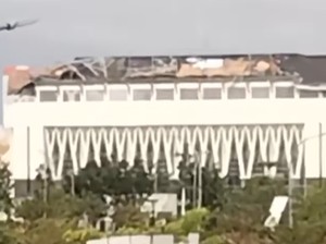 Atap Gedung Wisma Negara di CPI Makassar Rusak Diterjang Angin Puting Beliung