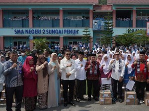 Tekan Kemiskinan Ekstrem, Al Haris Salurkan Dumisake ke Siswa Kurang Mampu