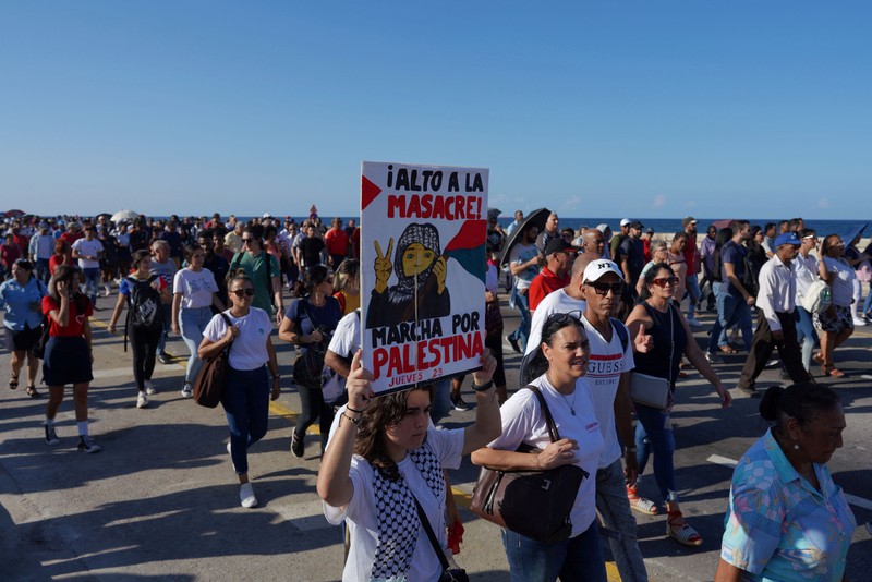ISRAEL-PALESTINIANS/CUBA-PROTEST People shout slogans during a march in support of Palestinians, calling for a ceasefire and for charging Israel with committing “genocide” in Gaza, in Havana, Cuba, November 23, 2023. REUTERS/Alexandre Meneghini