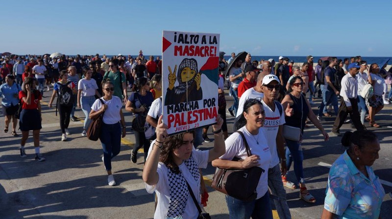 People shout slogans during a march in support of Palestinians, calling for a ceasefire and for charging Israel with committing “genocide” in Gaza, in Havana, Cuba, November 23, 2023. REUTERS/Alexandre Meneghini