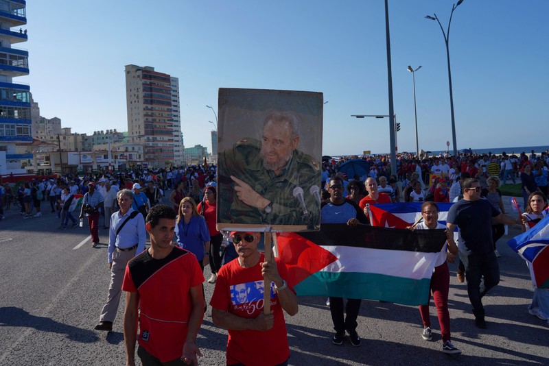 ISRAEL-PALESTINIANS/CUBA-PROTEST People shout slogans during a march in support of Palestinians, calling for a ceasefire and for charging Israel with committing “genocide” in Gaza, in Havana, Cuba, November 23, 2023. REUTERS/Alexandre Meneghini