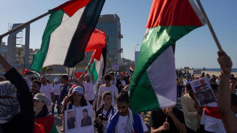 People shout slogans during a march in support of Palestinians, calling for a ceasefire and for charging Israel with committing “genocide” in Gaza, in Havana, Cuba, November 23, 2023. REUTERS/Alexandre Meneghini