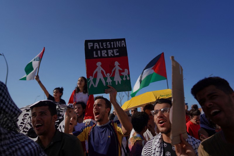 ISRAEL-PALESTINIANS/CUBA-PROTEST People shout slogans during a march in support of Palestinians, calling for a ceasefire and for charging Israel with committing “genocide” in Gaza, in Havana, Cuba, November 23, 2023. REUTERS/Alexandre Meneghini