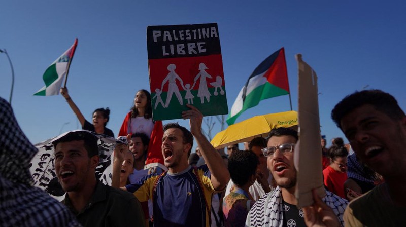 People shout slogans during a march in support of Palestinians, calling for a ceasefire and for charging Israel with committing “genocide” in Gaza, in Havana, Cuba, November 23, 2023. REUTERS/Alexandre Meneghini