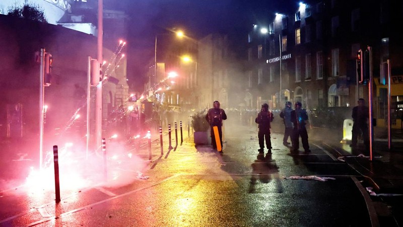 Sebuah bus dan mobil terbakar setelah adegan kekerasan terjadi di pusat kota Dublin, Kamis 23 November 2023 menyusul serangan pisau. Seorang gadis berusia 5 tahun menerima perawatan medis darurat di rumah sakit Dublin menyusul serangan pada hari Kamis yang melibatkan pisau. Seorang wanita dan dua anak lainnya terluka. Polisi Irlandia mengatakan mereka tidak menganggap kasus ini terkait dengan teror, dan bahwa seorang pria berusia 50-an, yang juga dirawat di rumah sakit karena luka serius, adalah “orang yang berkepentingan.” (Brian Lawless/PA via AP)