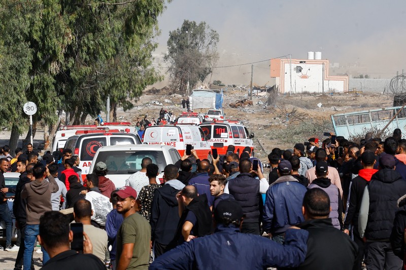 Pengungsi Palestina berjalan di jalan saat mereka kembali ke rumah mereka, selama gencatan senjata sementara antara Hamas dan Israel, di Khan Younis di selatan Jalur Gaza, 24 November 2023. Pengungsi Palestina berjalan di jalan saat mereka kembali ke rumah mereka, selama gencatan senjata sementara antara Hamas dan Israel, di Khan Younis di selatan Jalur Gaza, 24 November 2023. (REUTERS/Ibraheem Abu Mustafa)