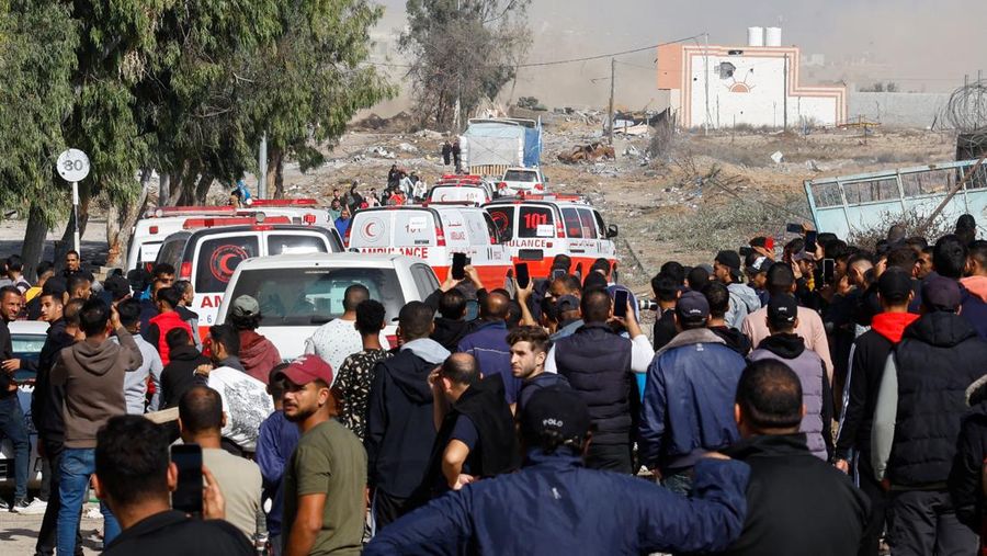 Konvoi ambulans menuju Gaza utara selama gencatan senjata sementara antara Israel dan Hamas, dekat Kota Gaza 24 November 2023. (REUTERS/Ibraheem Abu Mustafa)