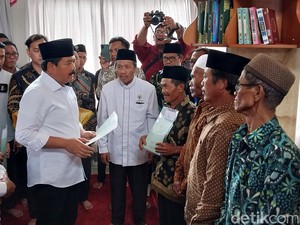Menteri Hadi Bagikan 1.144 Sertifikat Redistribusi Tanah untuk Warga Malang