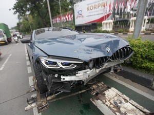 Penyebab Mobil Mewah BMW Hantam Pembatas Busway: Sopir Ngebut