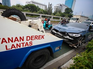 Penampakan BMW 2 Pintu Ringsek Usai Tabrak Separator Busway di Depan DPR