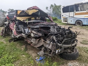 Penampakan Mobil Hancur Usai Kecelakaan Maut di Mijen Demak