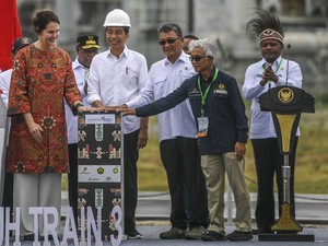 Jokowi Resmikan Proyek Tangguh Train 3 Rp 72 Triliun di Papua