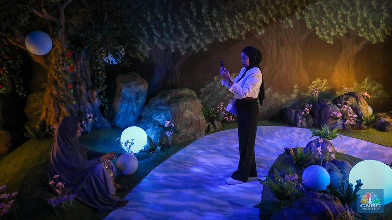 Pengunjung memadati instalasi pameran imersif Walt Disney Animation Studios yang bertemakan film “Wish” di Plaza Indonesia, Jakarta, Jumat (24/11/2023). Pengunjung memadati instalasi pameran imersif Walt Disney Animation Studios yang bertemakan film “Wish” di Plaza Indonesia, Jakarta, Jumat (24/11/2023). (CNBC Indonesia/Faisal Rahman)