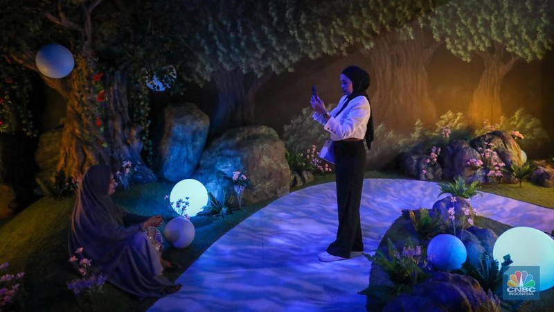 Pengunjung memadati instalasi pameran imersif Walt Disney Animation Studios yang bertemakan film “Wish” di Plaza Indonesia, Jakarta, Jumat (24/11/2023). (վ/Faisal Rahman)